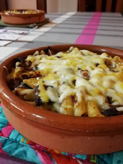 Una foto de Macarrones con tomate, longaniza y champiñones🍄