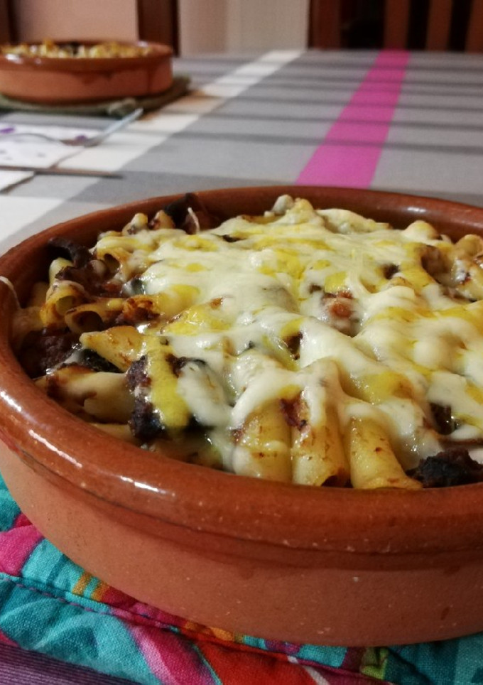 Una foto de Macarrones con tomate, longaniza y champiñones🍄