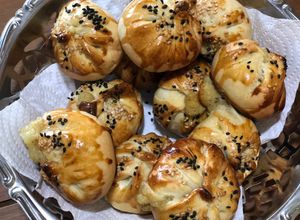 Una foto de Knishes papa y cebolla
