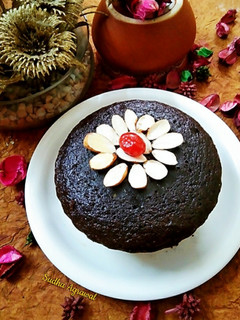 एगलेस बनाना चॉकलेट केक (eggless banana chocolate cake recipe) रेसिपी मुख्य फोटो