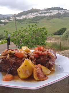 Una foto de Cuello de cordero al vino tinto y patatas caseras