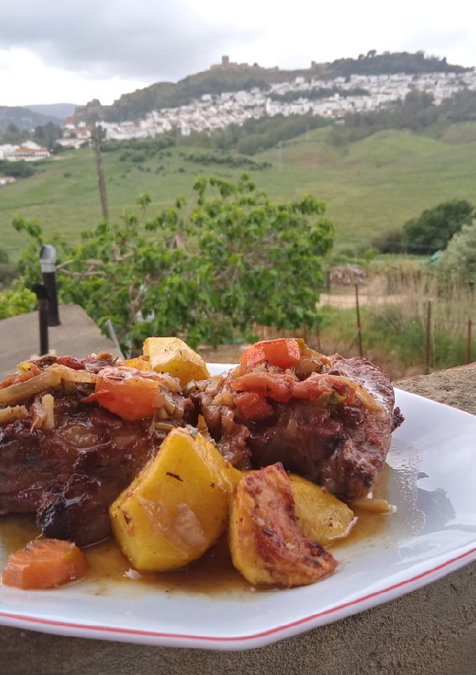 Una foto de Cuello de cordero al vino tinto y patatas caseras