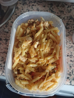 Una foto de Macarrones con pollo y queso