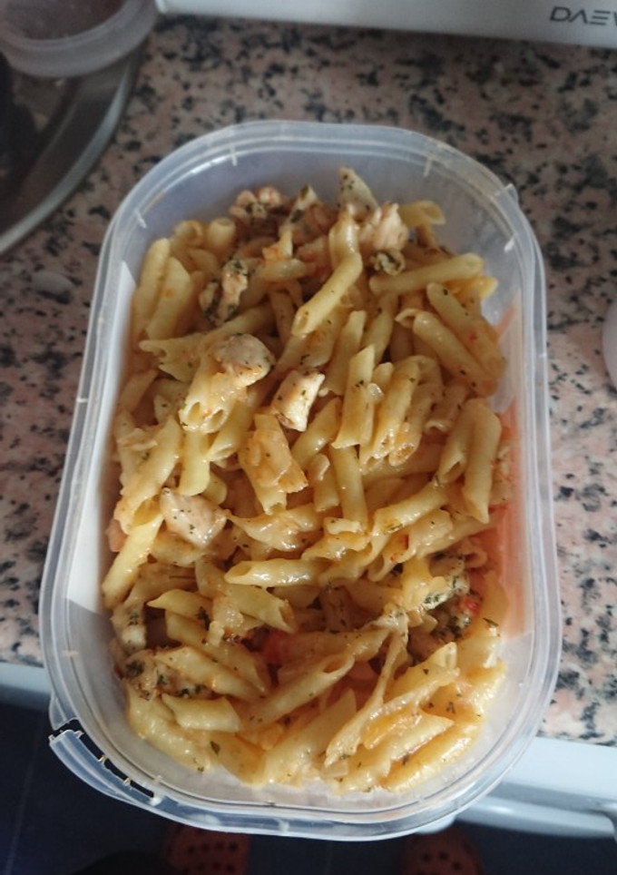 Una foto de Macarrones con pollo y queso