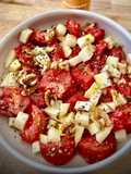 Tomate raf al aroma de la naranja con queso y nueces