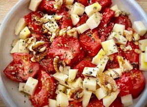 Una foto de Tomate raf al aroma de la naranja con queso y nueces