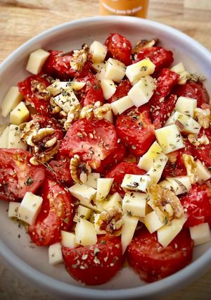 Una foto de Tomate raf al aroma de la naranja con queso y nueces