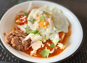 Una foto de Chilaquiles rojos