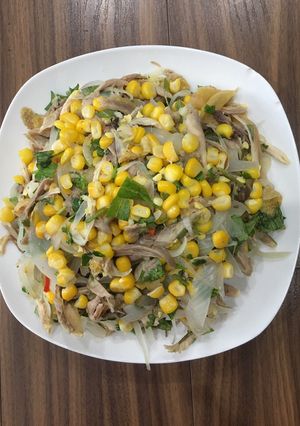 Hình của món Gỏi gà hành tây xé phay.