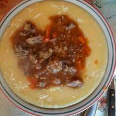 Una foto de Polenta calentita rica y económica