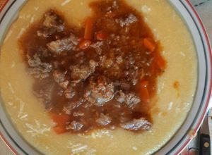 Una foto de Polenta calentita rica y económica