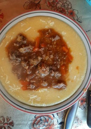 Una foto de Polenta calentita rica y económica
