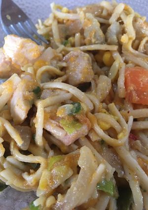 Una foto de Chop suey de pollo y fideos