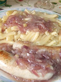 Una foto de Salchichas con salsa de cebollas variadas al vino