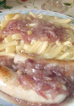 Una foto de Salchichas con salsa de cebollas variadas al vino