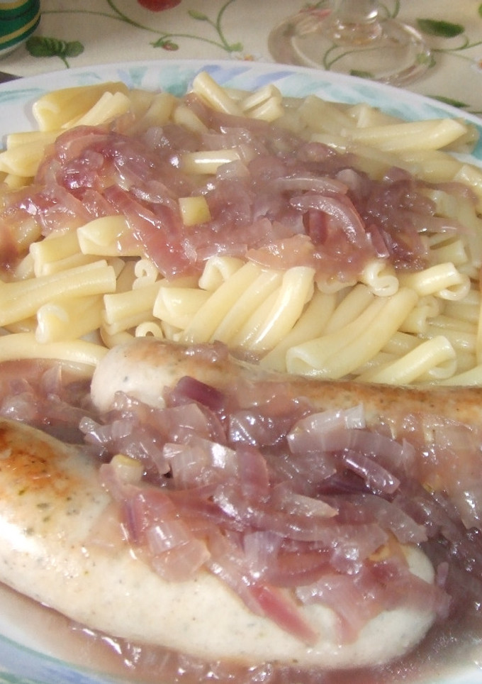 Una foto de Salchichas con salsa de cebollas variadas al vino