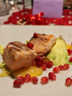 Foto di Salmone scottato con insalata di avocado arancia e melograno