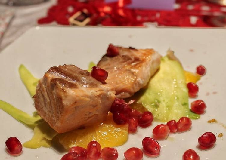 Salmone scottato con insalata di avocado arancia e melograno