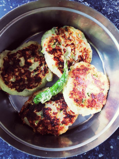 लौकी और सूजी का कटलेट (Lauki aur suji ka cutlet recipe in Hindi) रेसिपी मुख्य फोटो