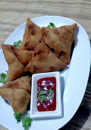 A picture of Aloo chicken samosa 😋.