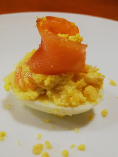 Una foto de Huevos rellenos de salmón ahumado