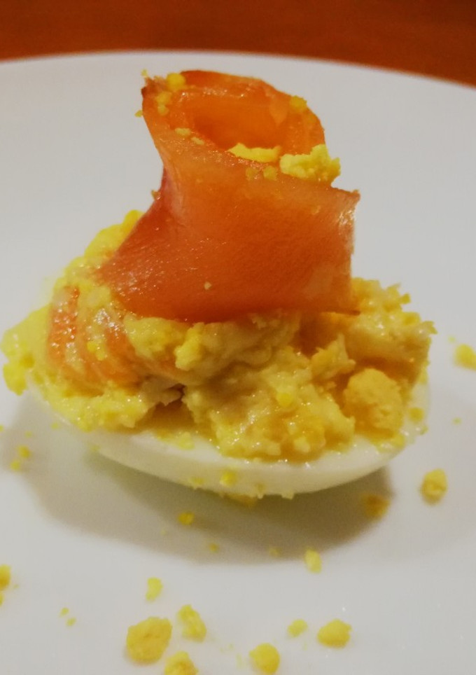 Una foto de Huevos rellenos de salmón ahumado