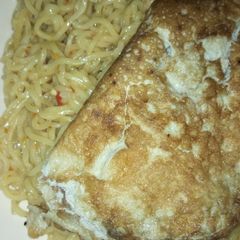 A picture of Indomi noodles.