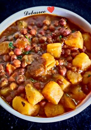 A picture of Kale chane aur aloo ki sabzi.