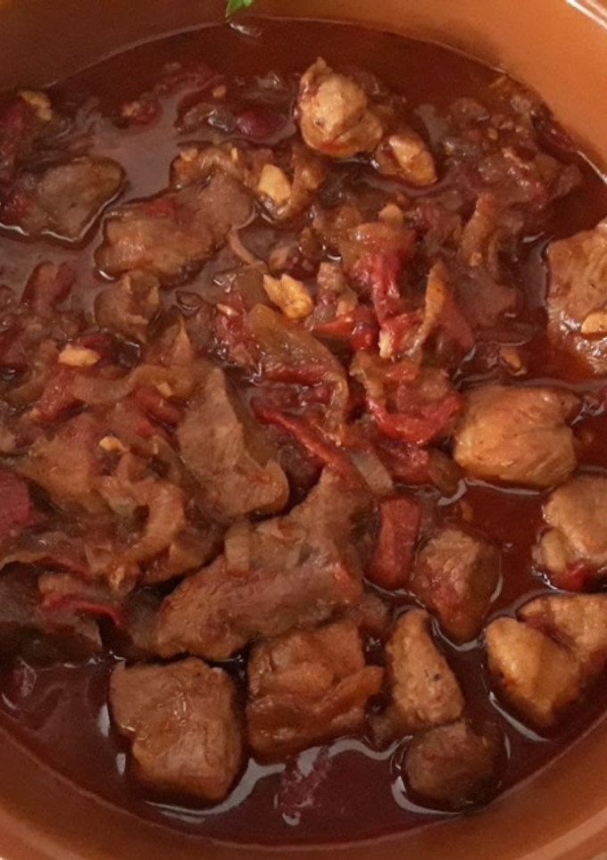 Una foto de Cerdo en salsa con pimientos del piquillo