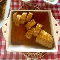 Una foto de Rollo de carne picada rellena en salsa