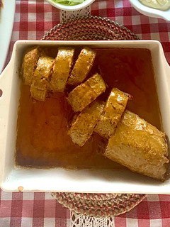 Una foto de Rollo de carne picada rellena en salsa
