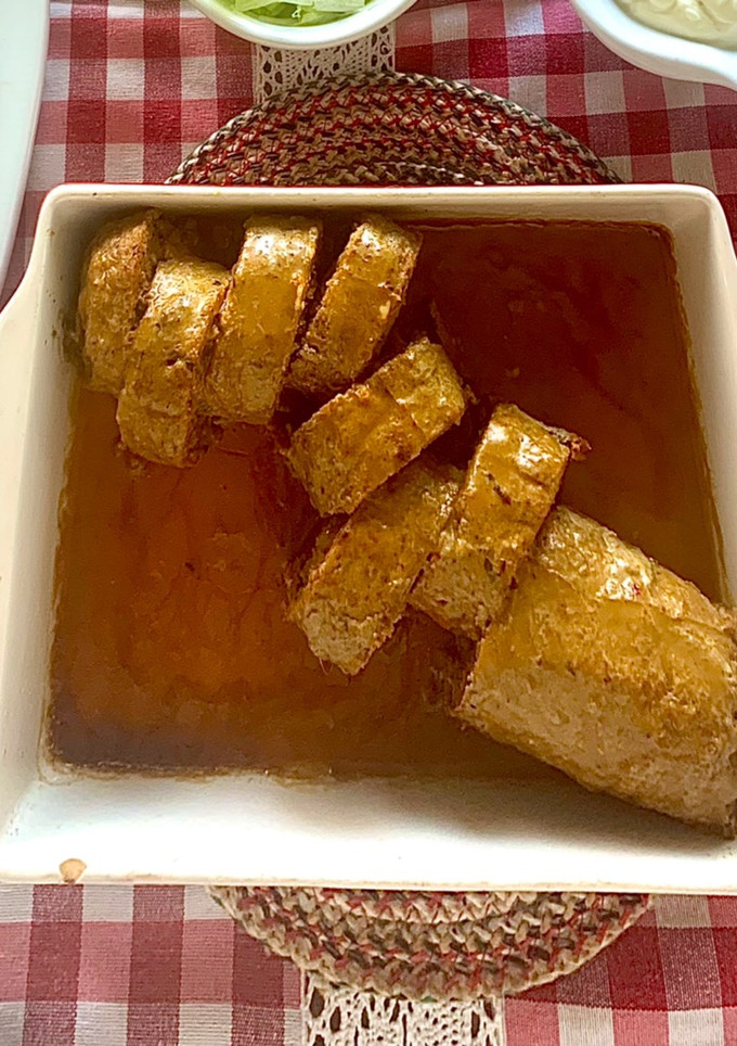 Una foto de Rollo de carne picada rellena en salsa