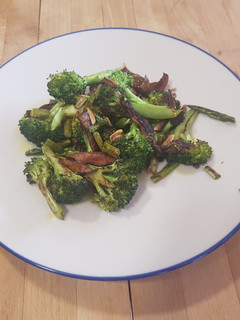Una foto de Cena sana de brócoli y rovellones