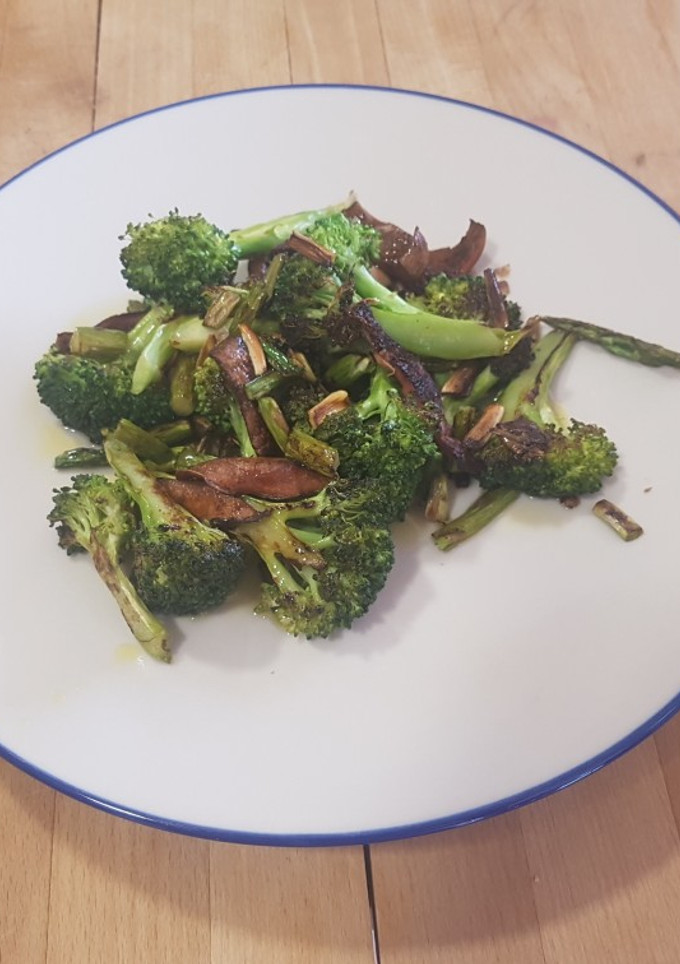 Una foto de Cena sana de brócoli y rovellones
