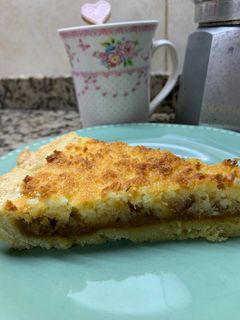 Una foto de Torta coco y dulce de leche con nueces