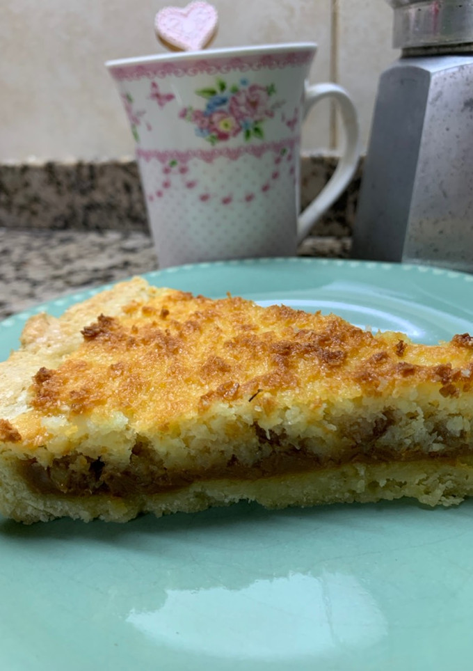 Una foto de Torta coco y dulce de leche con nueces