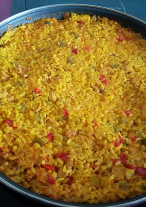 Una foto de 🍖Arroz con pollo y verduras para torpes 🍗