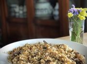 Una foto de arroz wok
