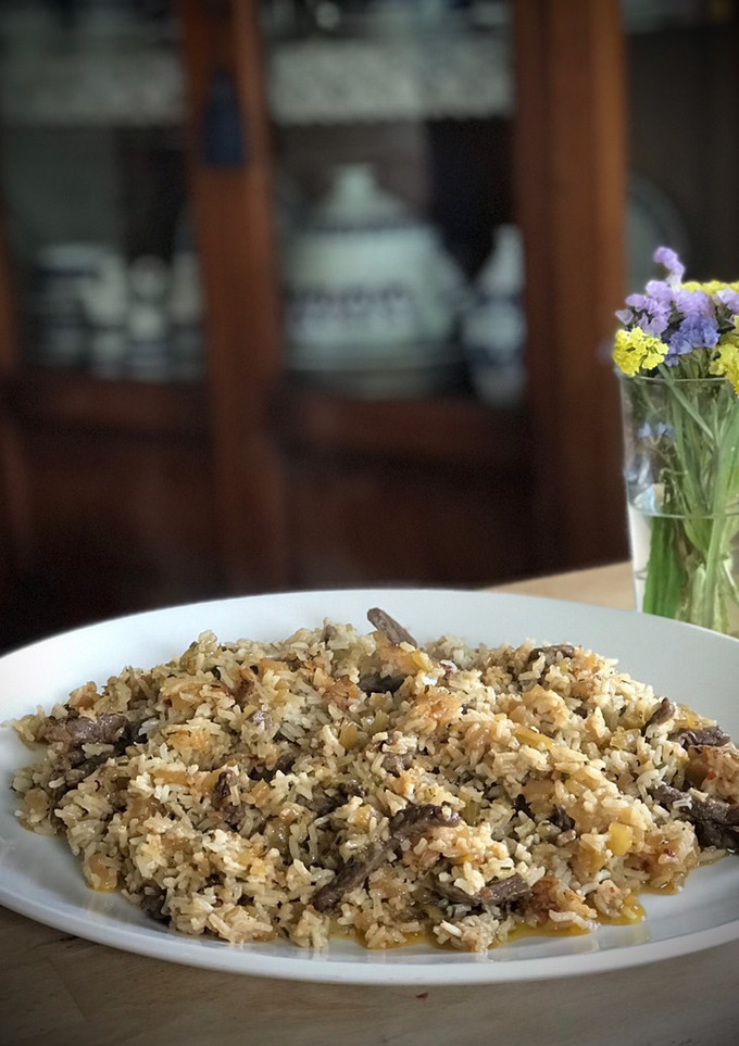 Una foto de Wok oriental de arroz con ternera