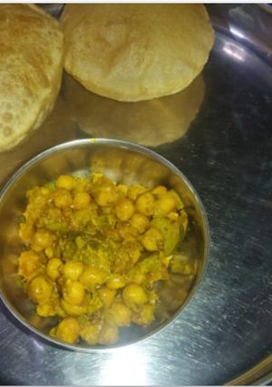 पूरी (Puri recipe in hindi) रेसिपी मुख्य फोटो