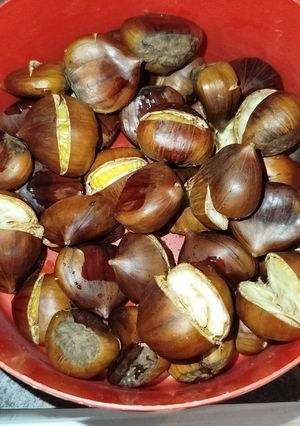 Una foto de Castañas asadas en el microondas en una vaporera
