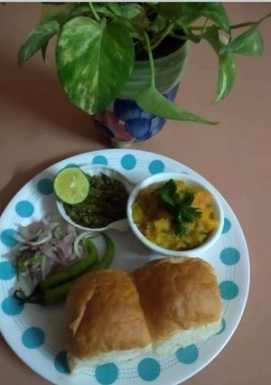 પાવ બટાકા (Pav Bataka Recipe In Gujarati) રેસીપી મુખ્ય ફોટો