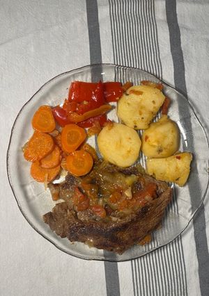 Una foto de Bife a la criolla