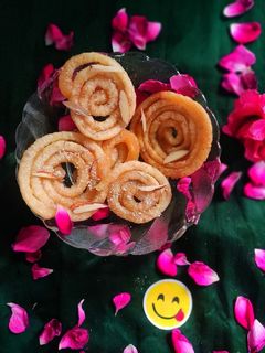 ઇન્સ્ટન્ટ જલેબી (Instant Jalebi Recipe In Gujarati) રેસીપી મુખ્ય ફોટો