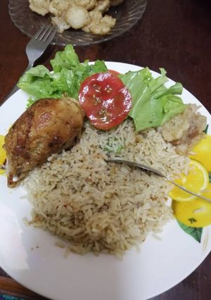 Una foto de Arroz con pollo cubano