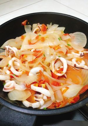 Hình của món Mực xào hành tây cà chua.
