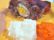 Una foto de pan de carne con panceta