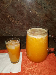Una foto de Agua fresca de papaya con piña