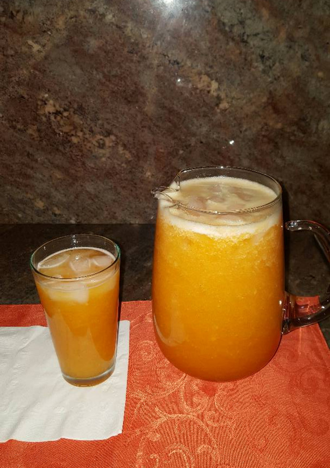 Una foto de Agua fresca de papaya con piña