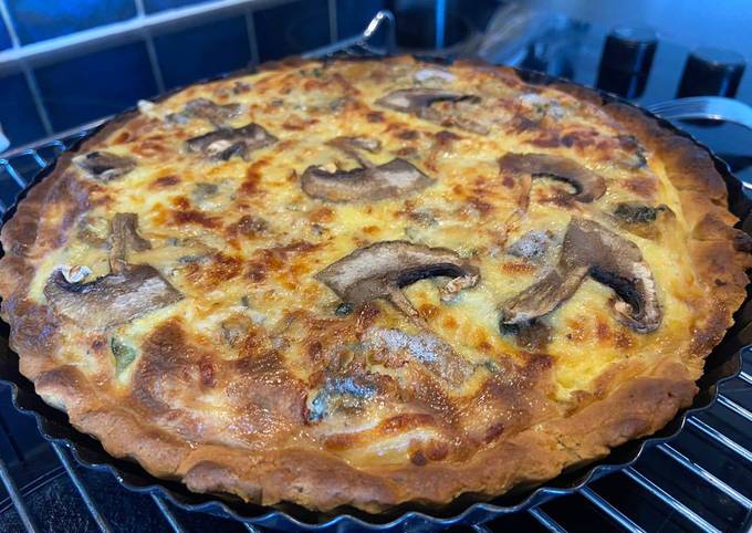 Spinach, mushrooms and other veggies quiche with blue cheese